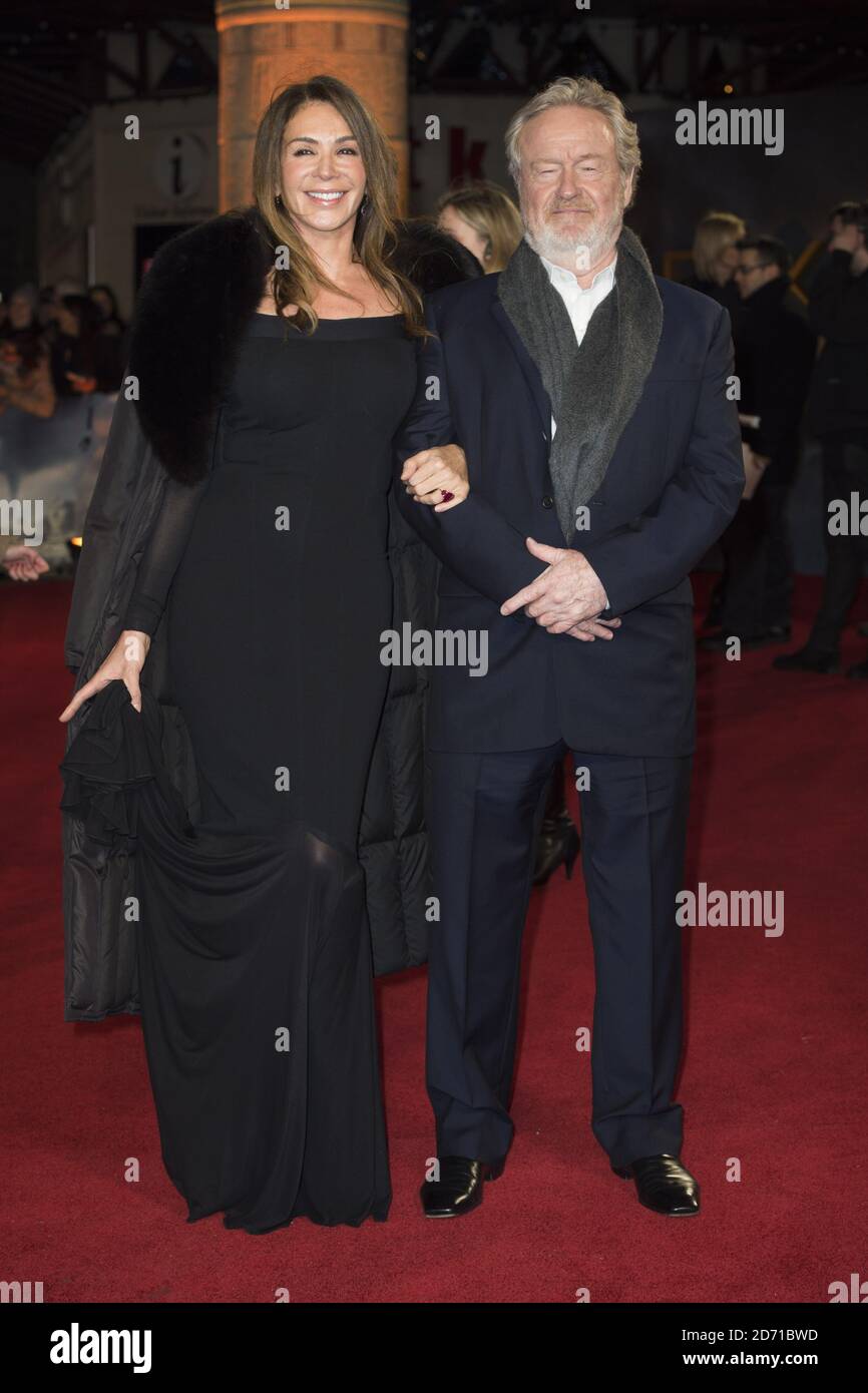 Giannina Facio e il Direttore Ridley Scott alla prima mondiale di Exodus dei e Re, a Leicester Square, Londra. Foto Stock