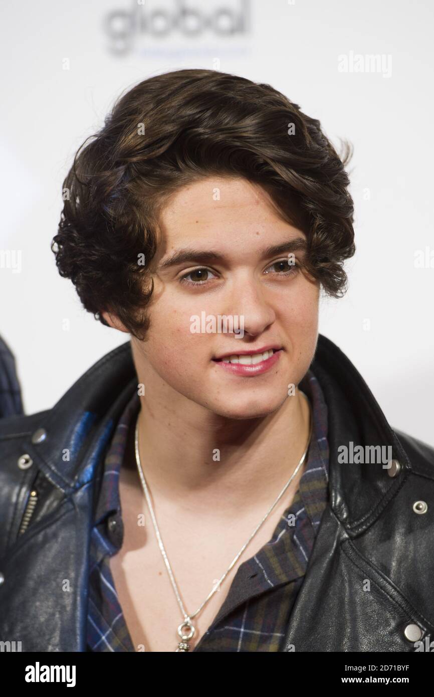 Bradley Simpson dei vamps che arrivano alla capitale FM Jingle Bell Ball, presso l'arena O2 a est di Londra. Foto Stock