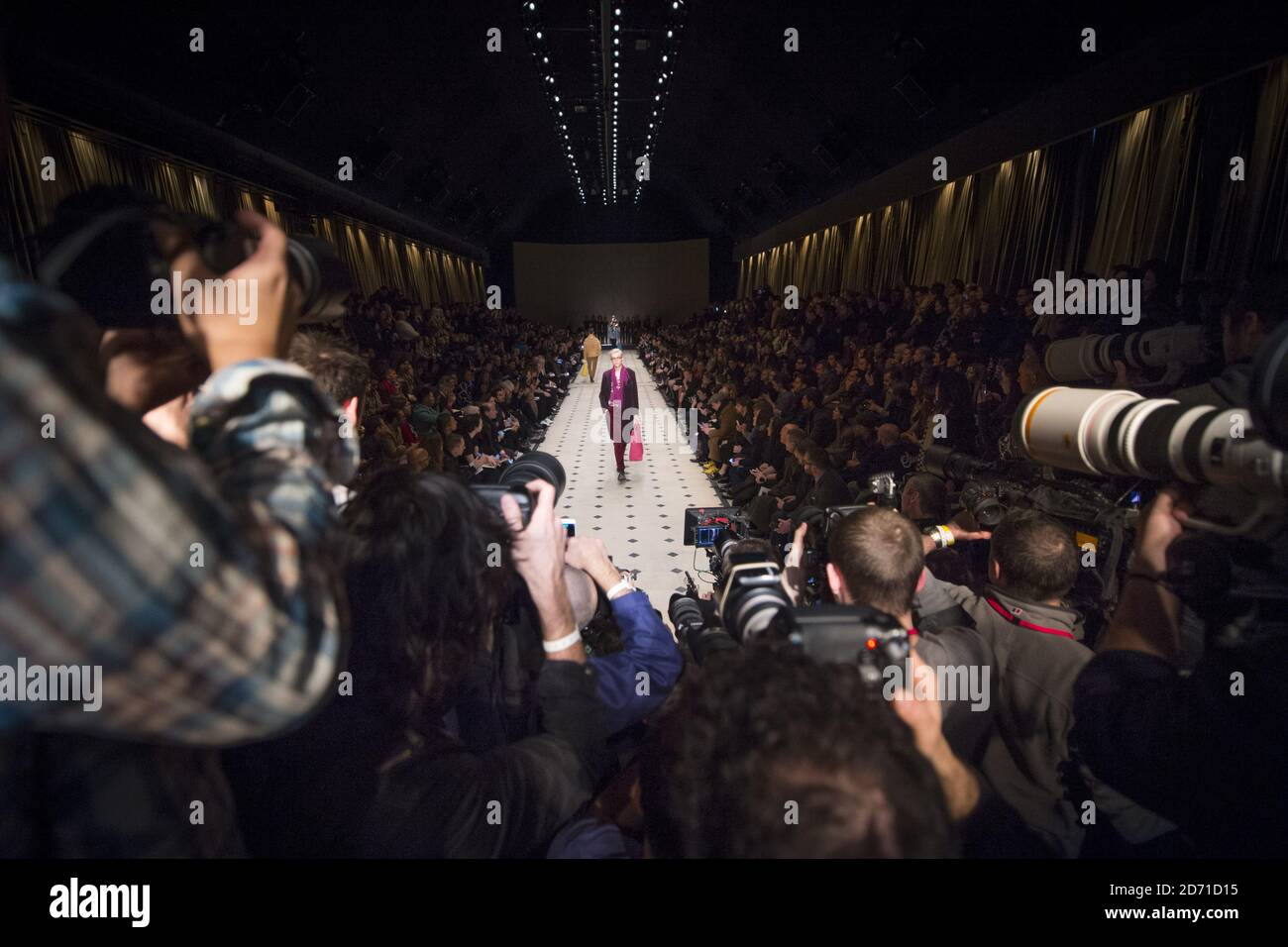 Modella sulla passerella durante la sfilata di moda Burberry Prorsum Menswear Autunno Inverno 2015 tenuta Kensington Gardens, parte di London Collections: Men 2015 Foto Stock