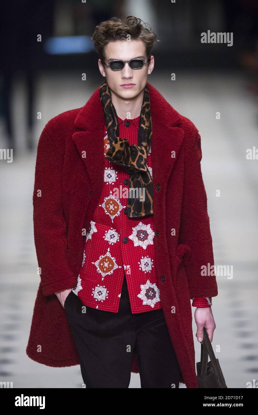 Modella sulla passerella durante la sfilata di moda Burberry Prorsum Menswear Autunno Inverno 2015 tenuta Kensington Gardens, parte di London Collections: Men 2015 Foto Stock