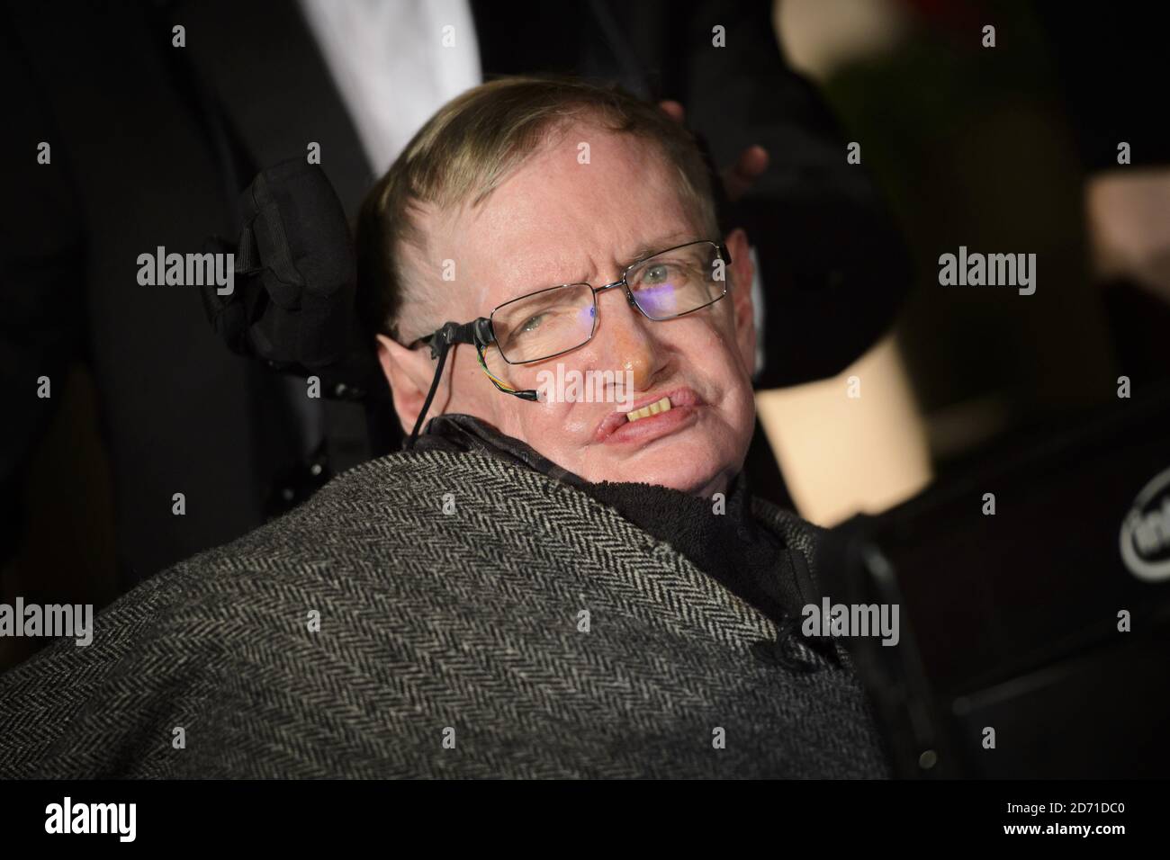 Il professor Stephen Hawking partecipa alla festa dopo lo spettacolo per l'EE British Academy Film Awards al Grosvenor House Hotel nel centro di Londra. Foto Stock