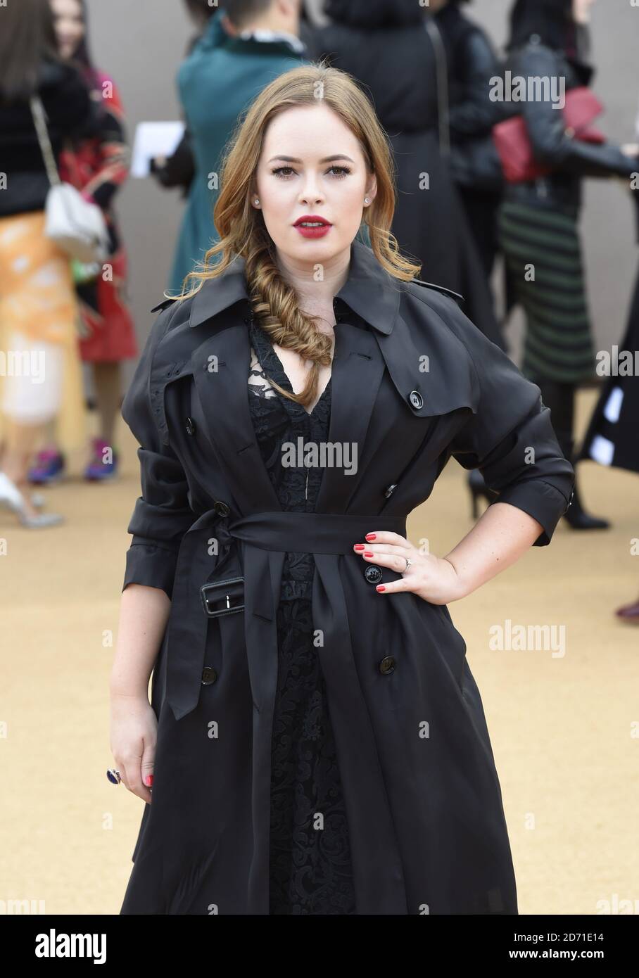 Tanya Burr partecipa alla sfilata di moda Burberry Prorsum tenutasi presso Perks Field, Kensington Gardens, Londra, W2 nell'ambito della London Fashion Week Autunno-Inverno 2015. Foto Stock