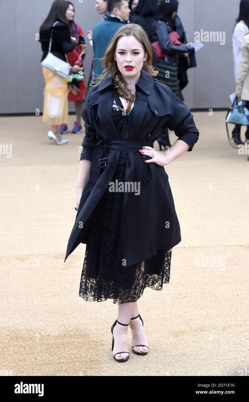 Tanya Burr partecipa alla sfilata di moda Burberry Prorsum tenutasi presso Perks Field, Kensington Gardens, Londra, W2 nell'ambito della London Fashion Week Autunno-Inverno 2015. Foto Stock