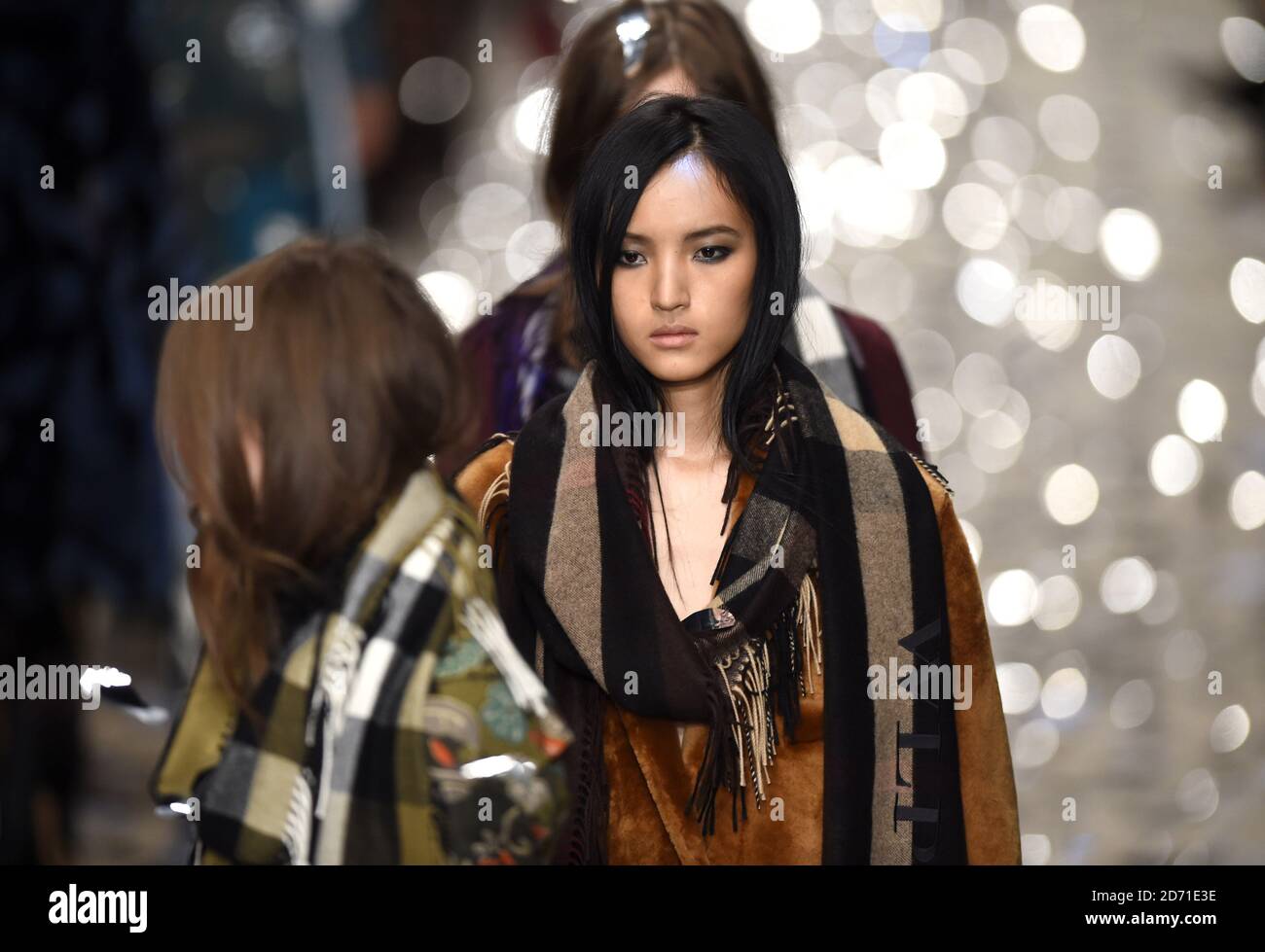 Modellare sulla passerella durante la sfilata di moda Burberry Prorsum che si tiene presso Perks Field, Kensington Gardens, Londra, W2 nell'ambito della London Fashion Week Autunno-Inverno 2015. Foto Stock