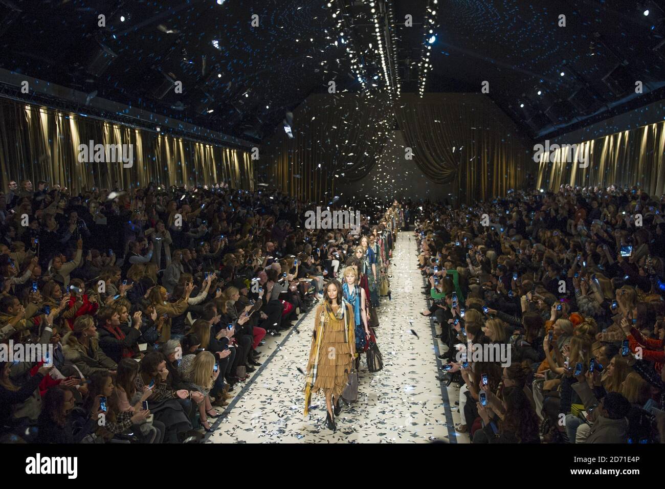 Modelli sulla passerella alla sfilata di moda Burberry Prorsum che si tiene presso Perks Field, Kensington Gardens, Londra, W2 nell'ambito della London Fashion Week Autunno-Inverno 2015 Foto Stock