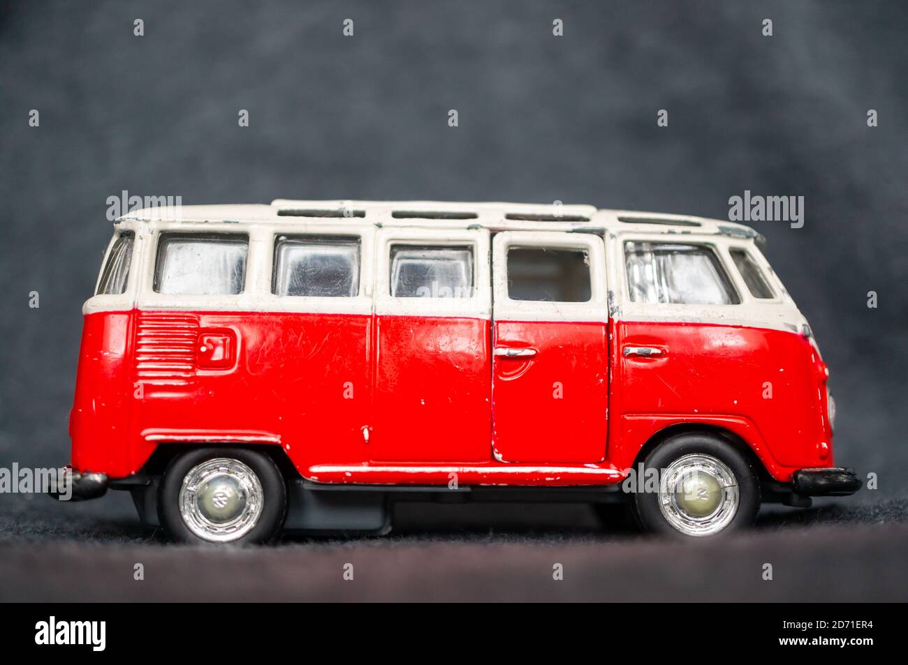 POZNAN, POLONIA - 18 ottobre 2020: Veicolo giocattolo Volkswagen Van Samba d'epoca tedesca Foto Stock