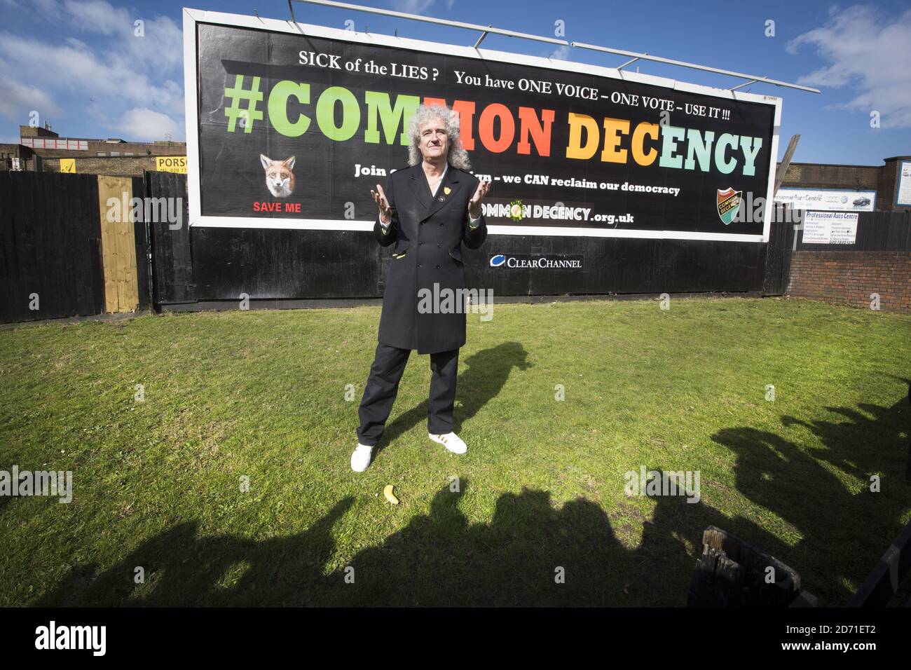 Brian May svela il primo tabellone per la sua campagna pre-elettorale Common Decency, finalizzata a scuotere l’apatia degli elettori, a Vauxhall, Londra. Foto Stock