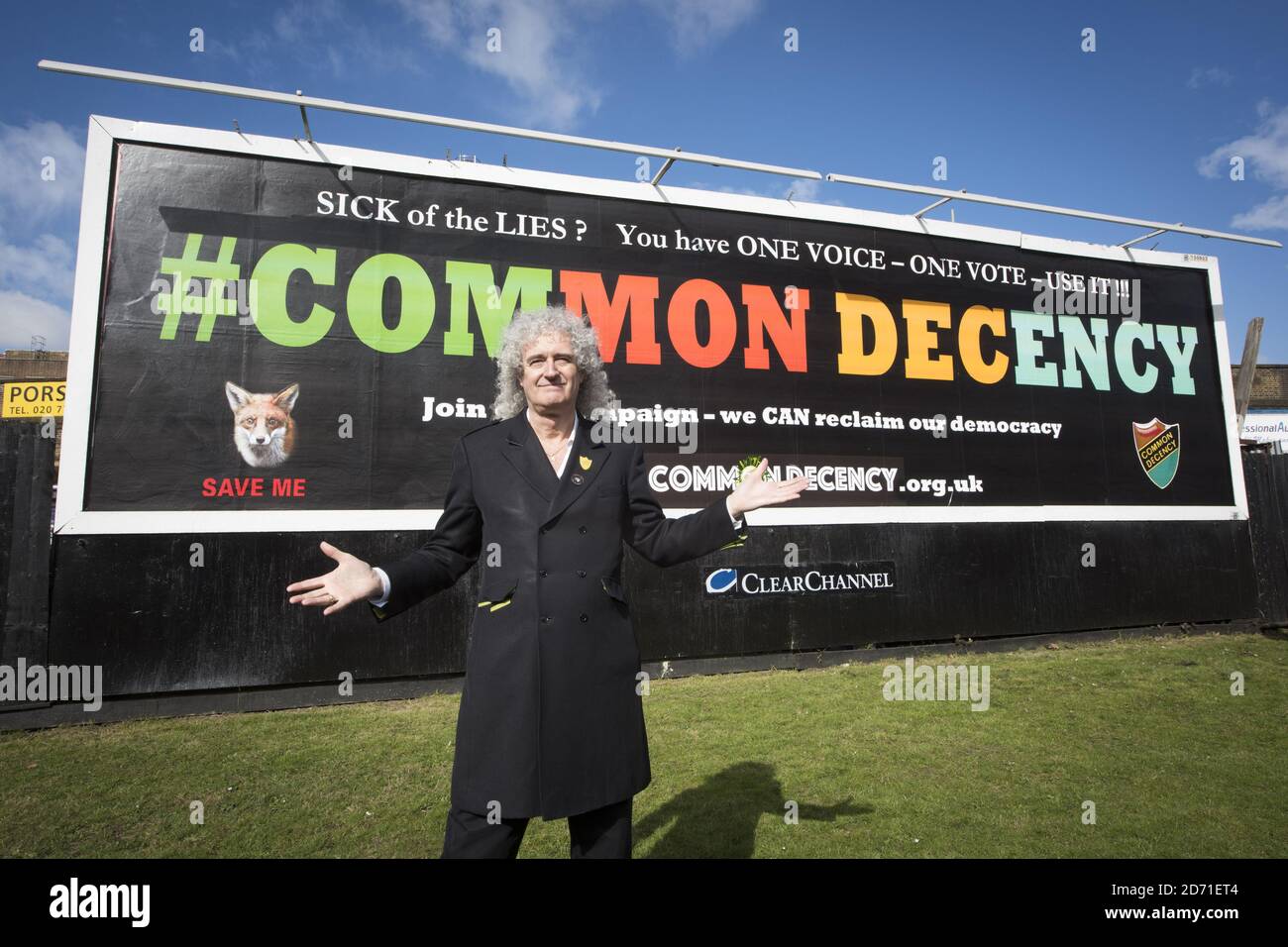 Brian May svela il primo tabellone per la sua campagna pre-elettorale Common Decency, finalizzata a scuotere l’apatia degli elettori, a Vauxhall, Londra. Foto Stock