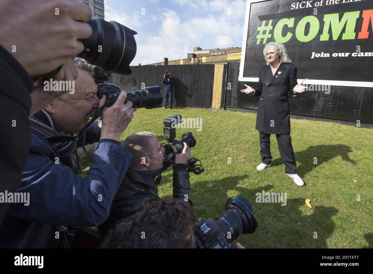 Brian May svela il primo tabellone per la sua campagna pre-elettorale Common Decency, finalizzata a scuotere l’apatia degli elettori, a Vauxhall, Londra. Foto Stock