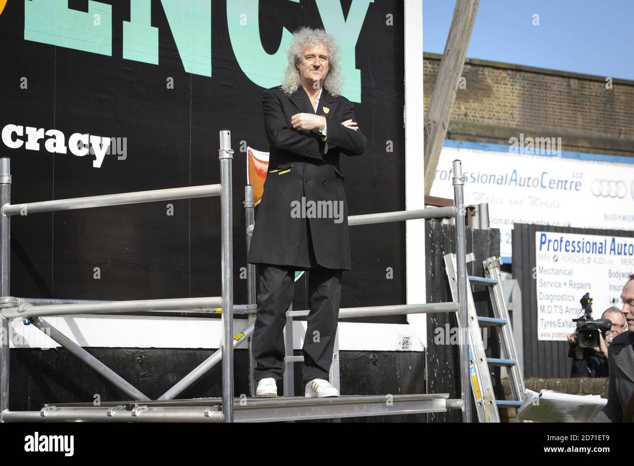 Brian May svela il primo tabellone per la sua campagna pre-elettorale Common Decency, finalizzata a scuotere l’apatia degli elettori, a Vauxhall, Londra. Foto Stock