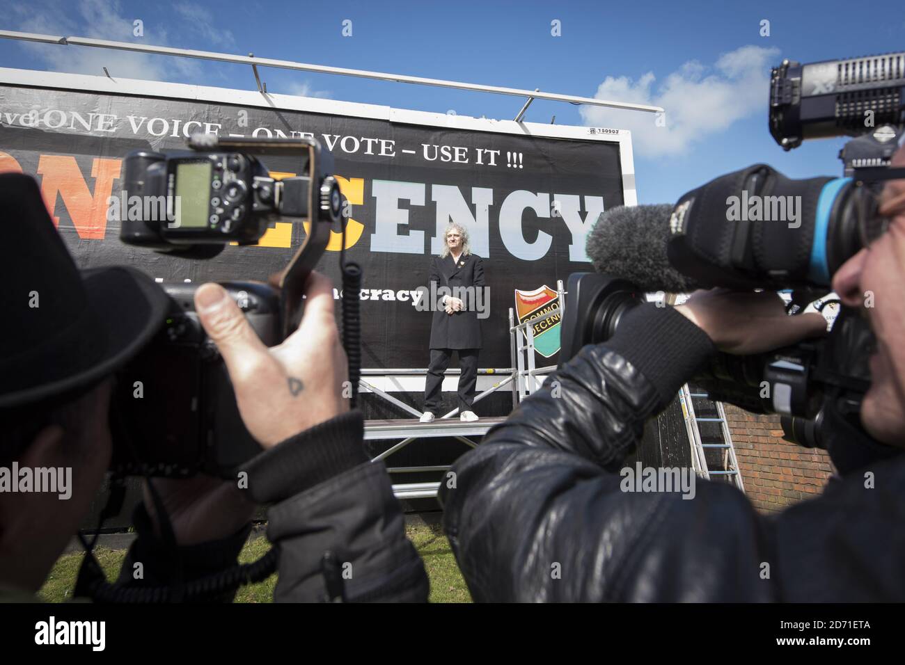 Brian May svela il primo tabellone per la sua campagna pre-elettorale Common Decency, finalizzata a scuotere l’apatia degli elettori, a Vauxhall, Londra. Foto Stock