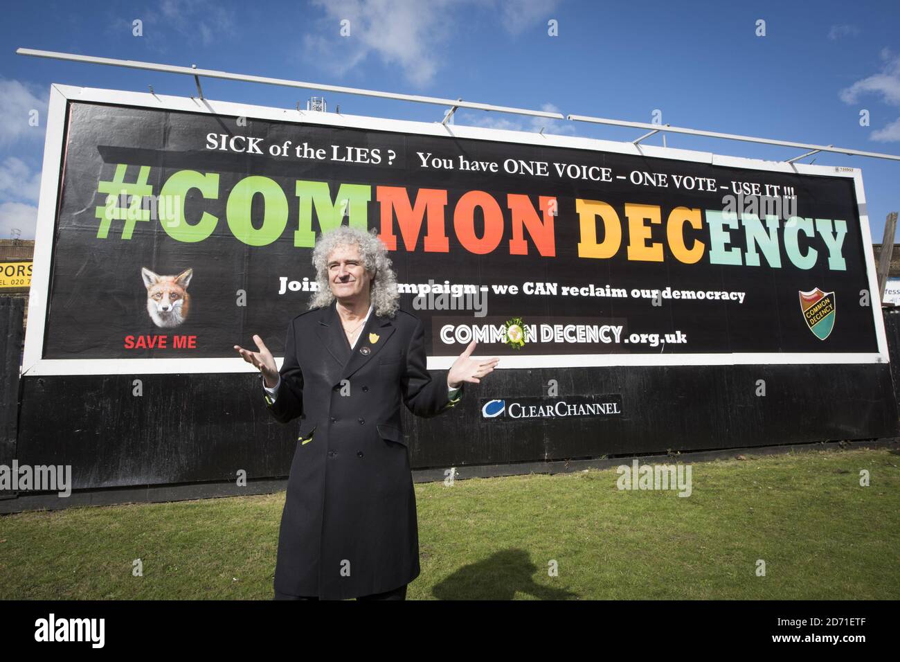 Brian May svela il primo tabellone per la sua campagna pre-elettorale Common Decency, finalizzata a scuotere l’apatia degli elettori, a Vauxhall, Londra. Foto Stock