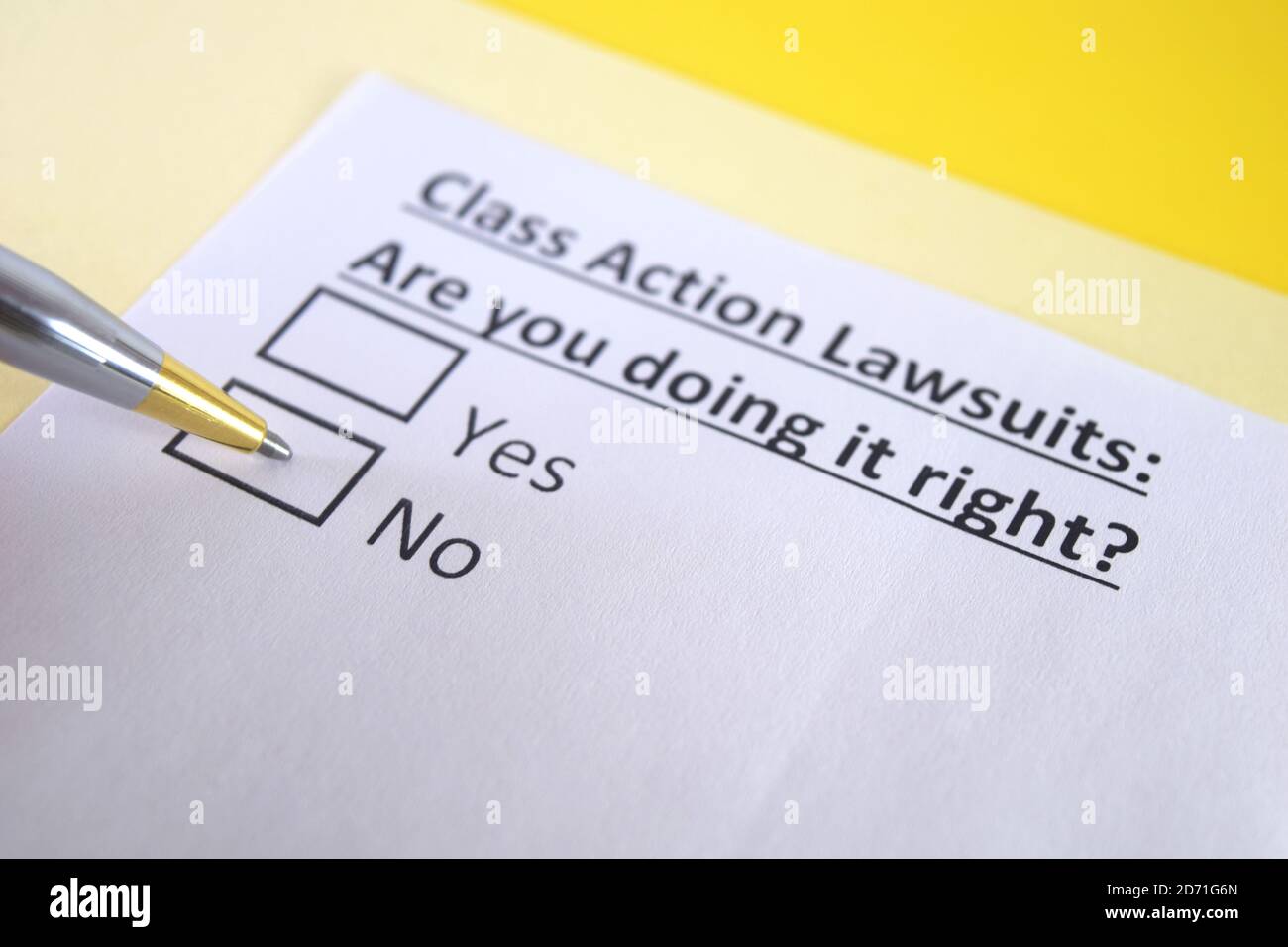 Una persona sta rispondendo alla domanda sulle cause di azione di classe. Foto Stock