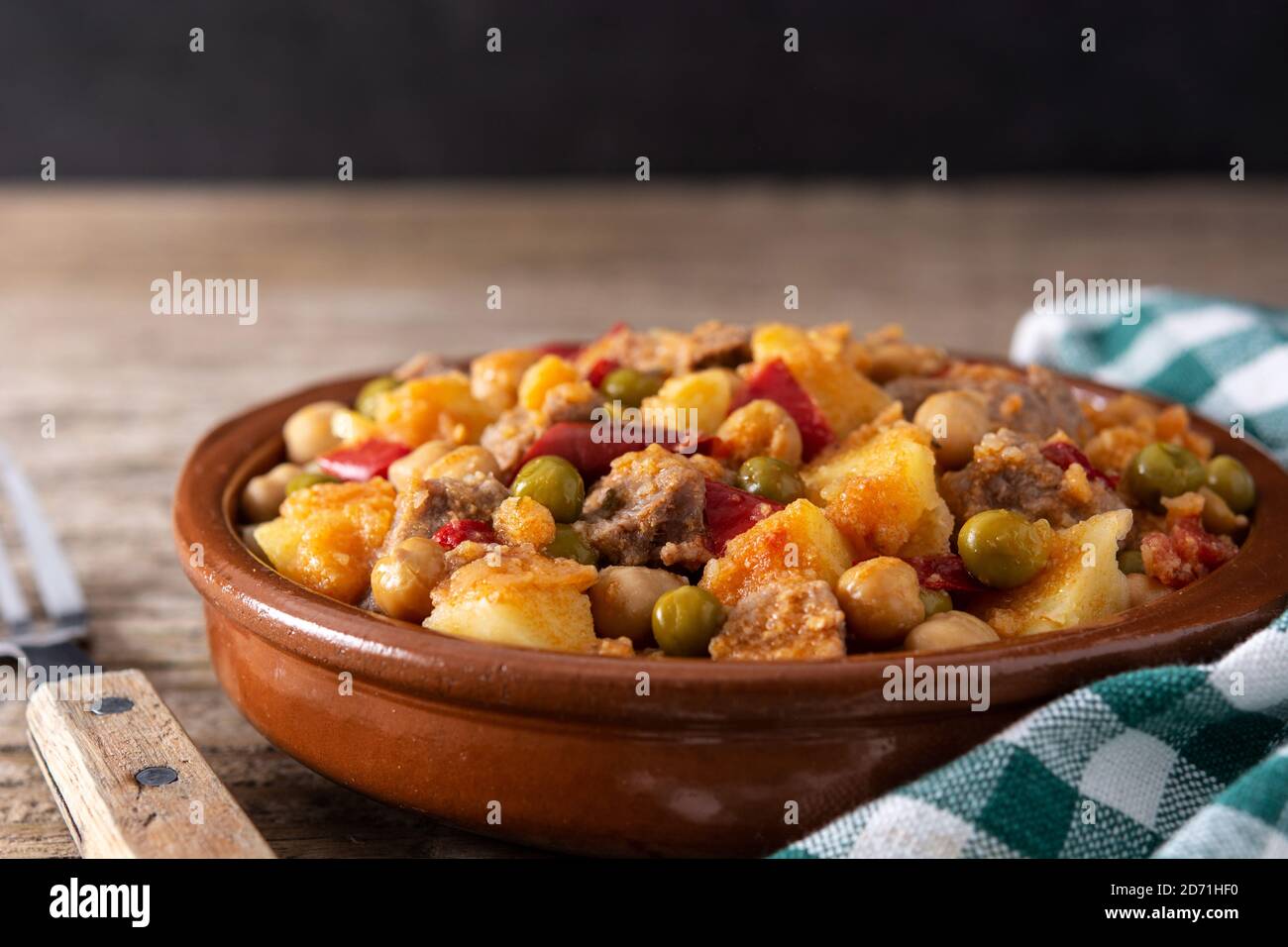 Ropa vieja cibo su tavolo di legno Foto Stock