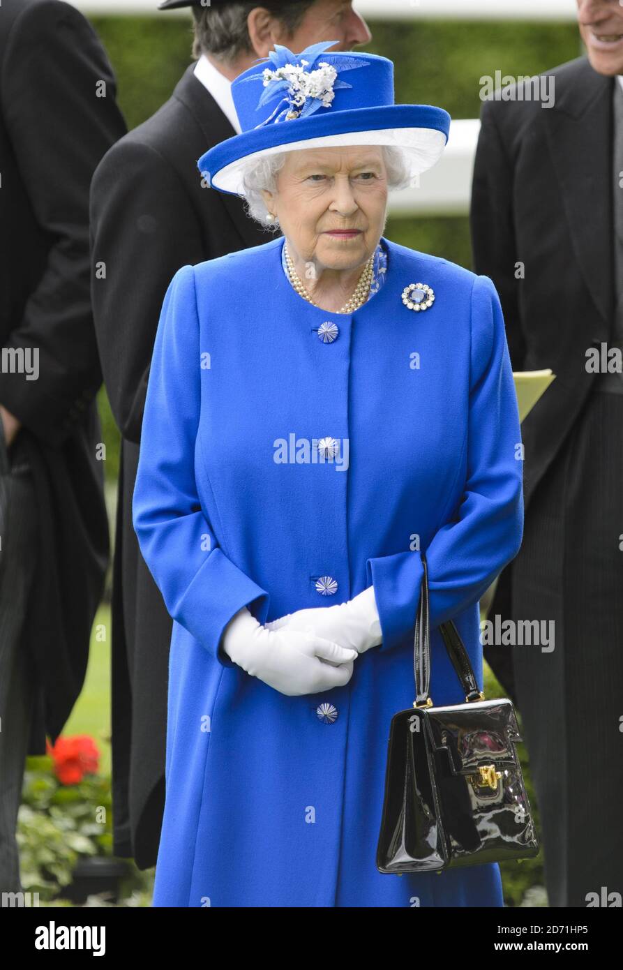 Regina Elisabetta II durante il secondo giorno del Royal Ascot Meeting 2015 all'Ippodromo di Ascot, Berkshire Foto Stock