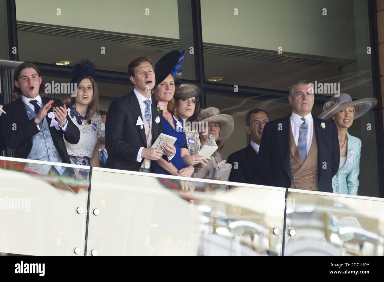 La principessa Beatrice di York, Dave Clark, la principessa Sarah Ferguson Eugenie e il principe Andrew, duca di York guardano le corse durante il quarto giorno del Royal Ascot Meeting 2015 all'ippodromo di Ascot, Berkshire. Foto Stock