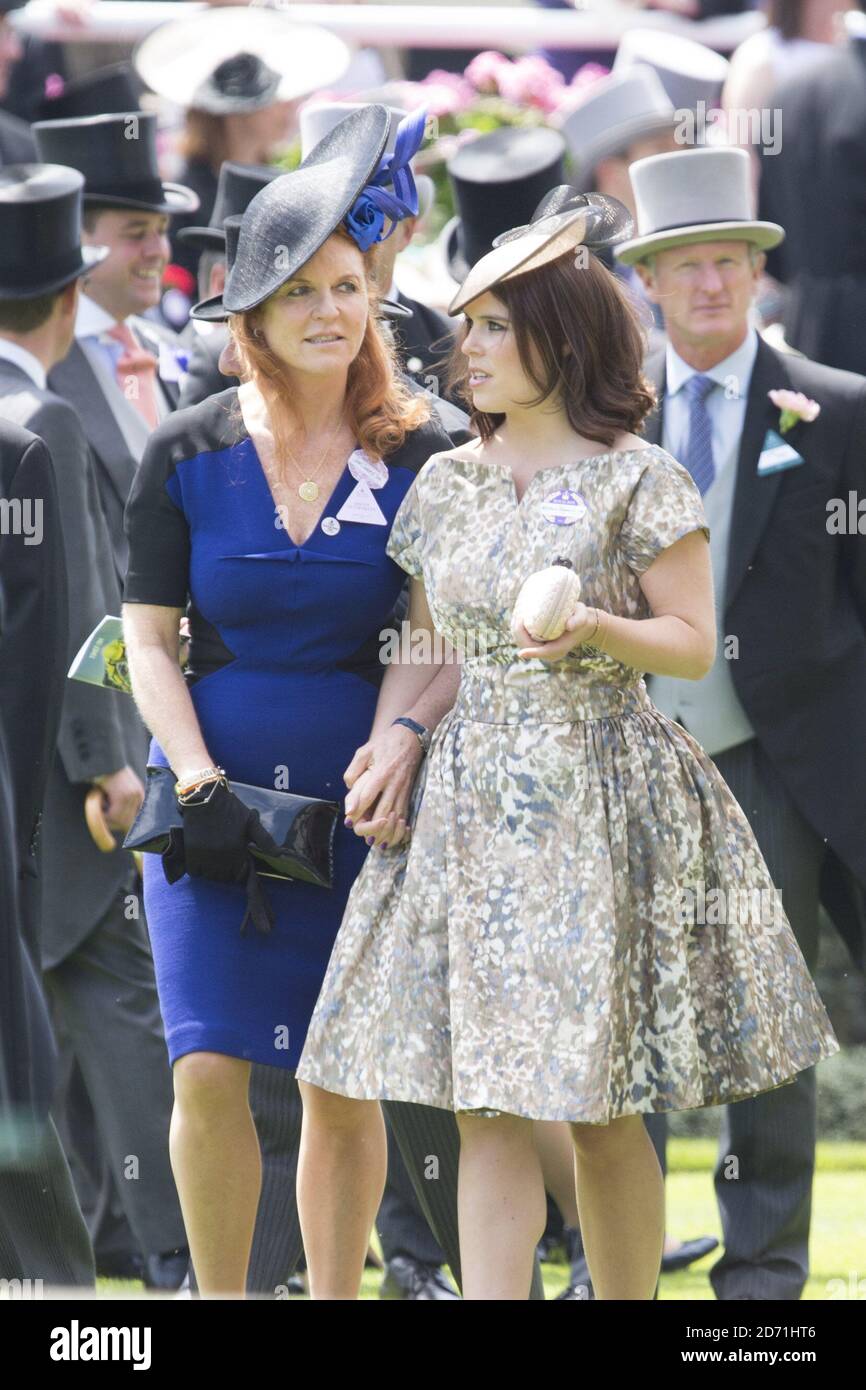 Sarah Ferguson e la principessa Eugenie di York arrivano durante il quarto giorno del Royal Ascot Meeting 2015 all'ippodromo di Ascot, Berkshire. Foto Stock