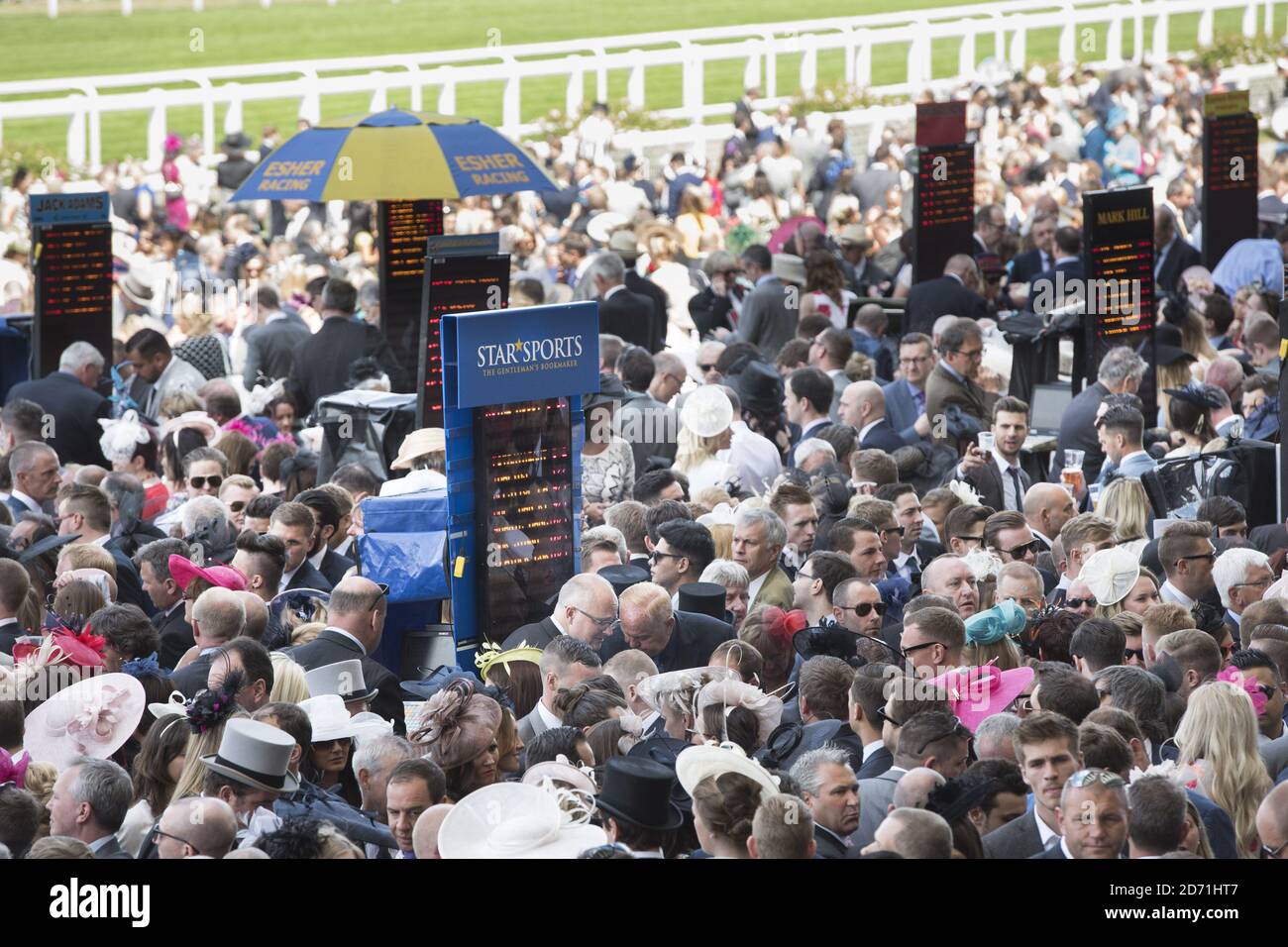 Racegoers Place scommette durante il quarto giorno del Royal Ascot Meeting 2015 all'Ippodromo di Ascot, Berkshire. Foto Stock