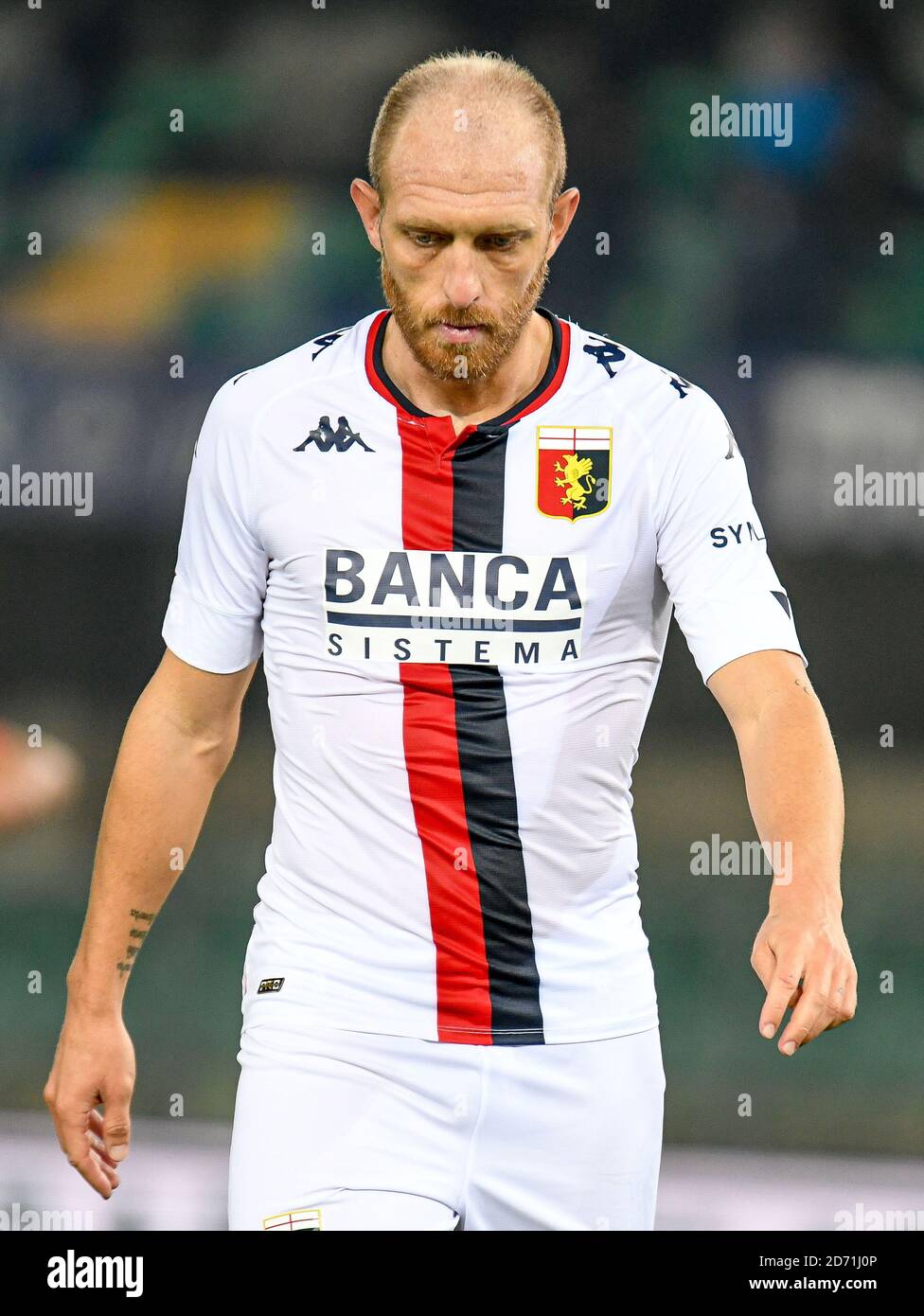 Ndrea Masiello (Genova) durante Hellas Verona contro Genova CFC, serie a di calcio italiana, Verona, Italia, 19 Ott 2020 Credit: LM/Ettore Griffoni Foto Stock