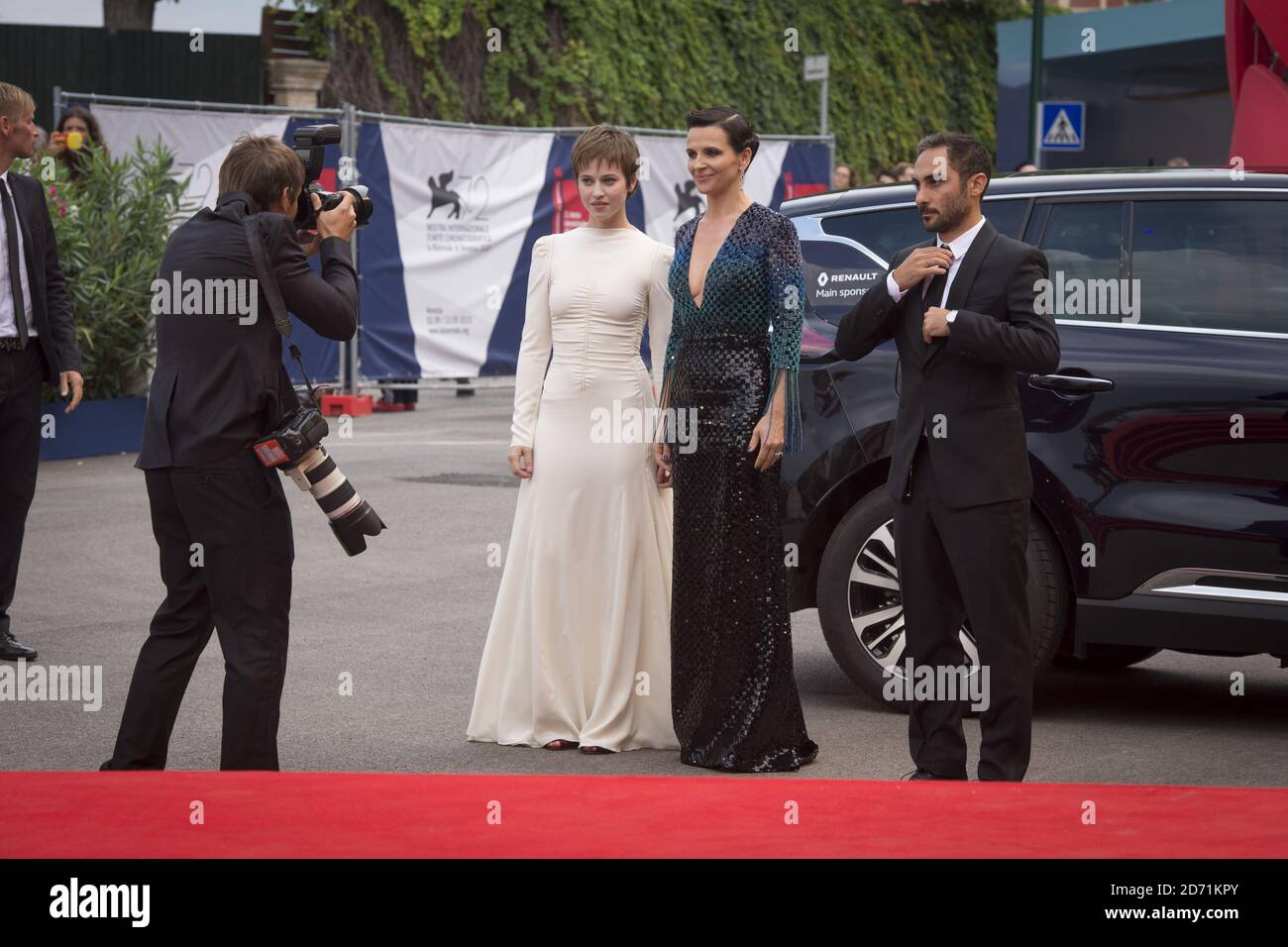 Juliette Binoche, Piero Messina e Lou de Laage arrivano alla prima di l'attesa, al 72esimo Festival del Cinema di Venezia, Italia. Foto Stock