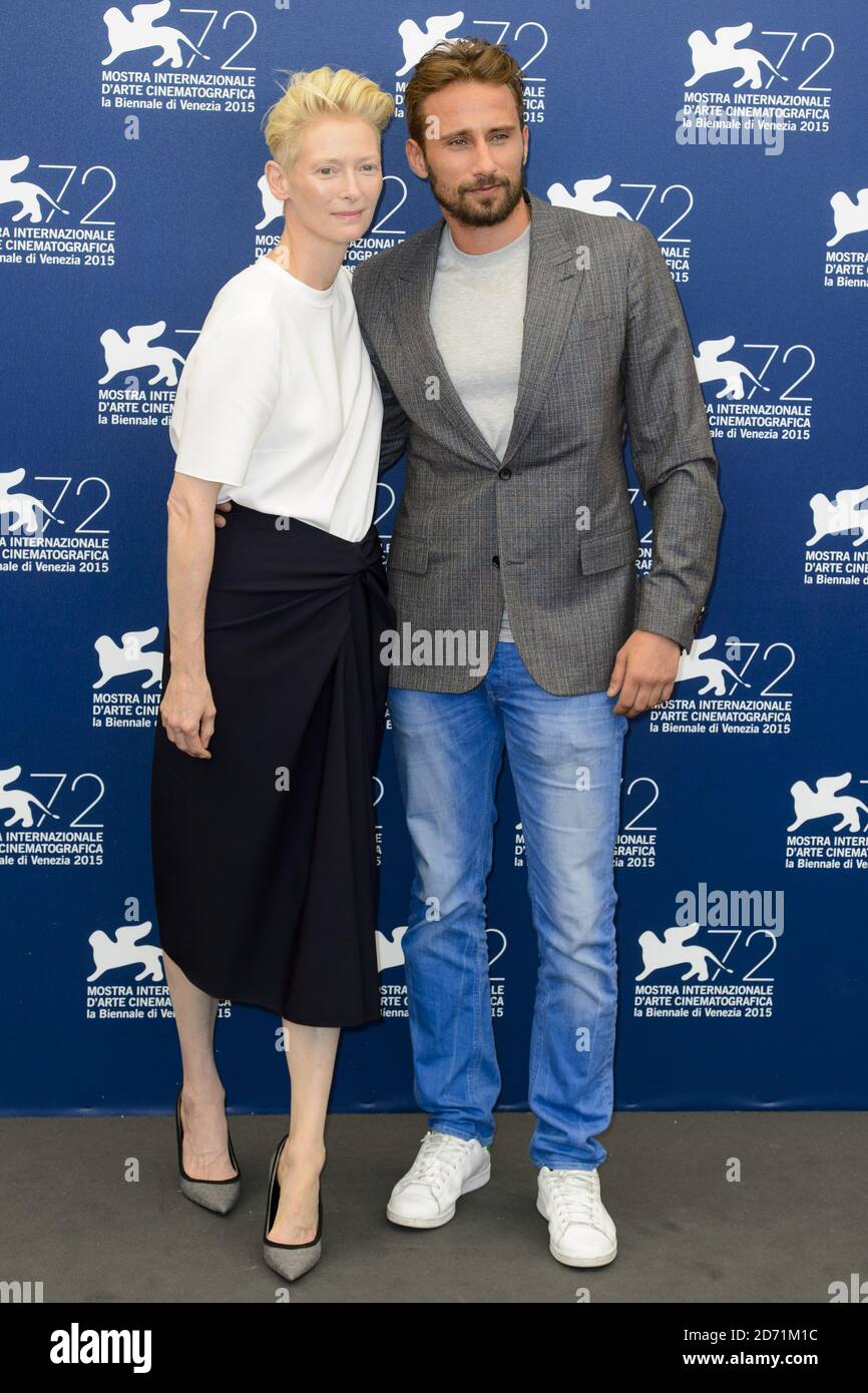 Matthias Schoenaerts e Tilda Swinton partecipano a una fotocellula per un grande Splash, al 72esimo Festival del Cinema di Venezia, Italia. Foto Stock