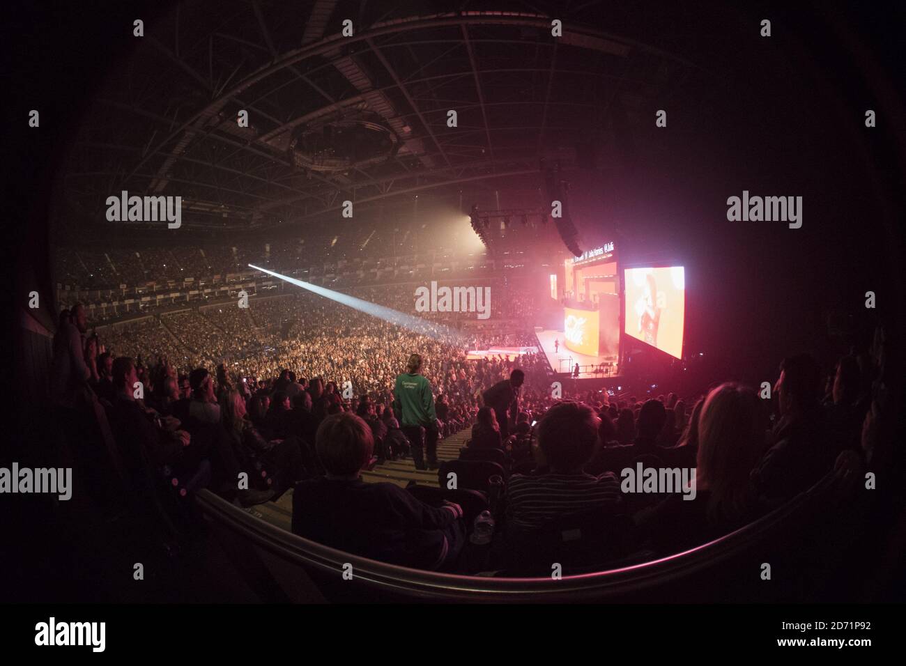 Atmosfera durante la capitale FM Jingle Bell Ball 2015 presso la O2 Arena, Londra. Foto Stock