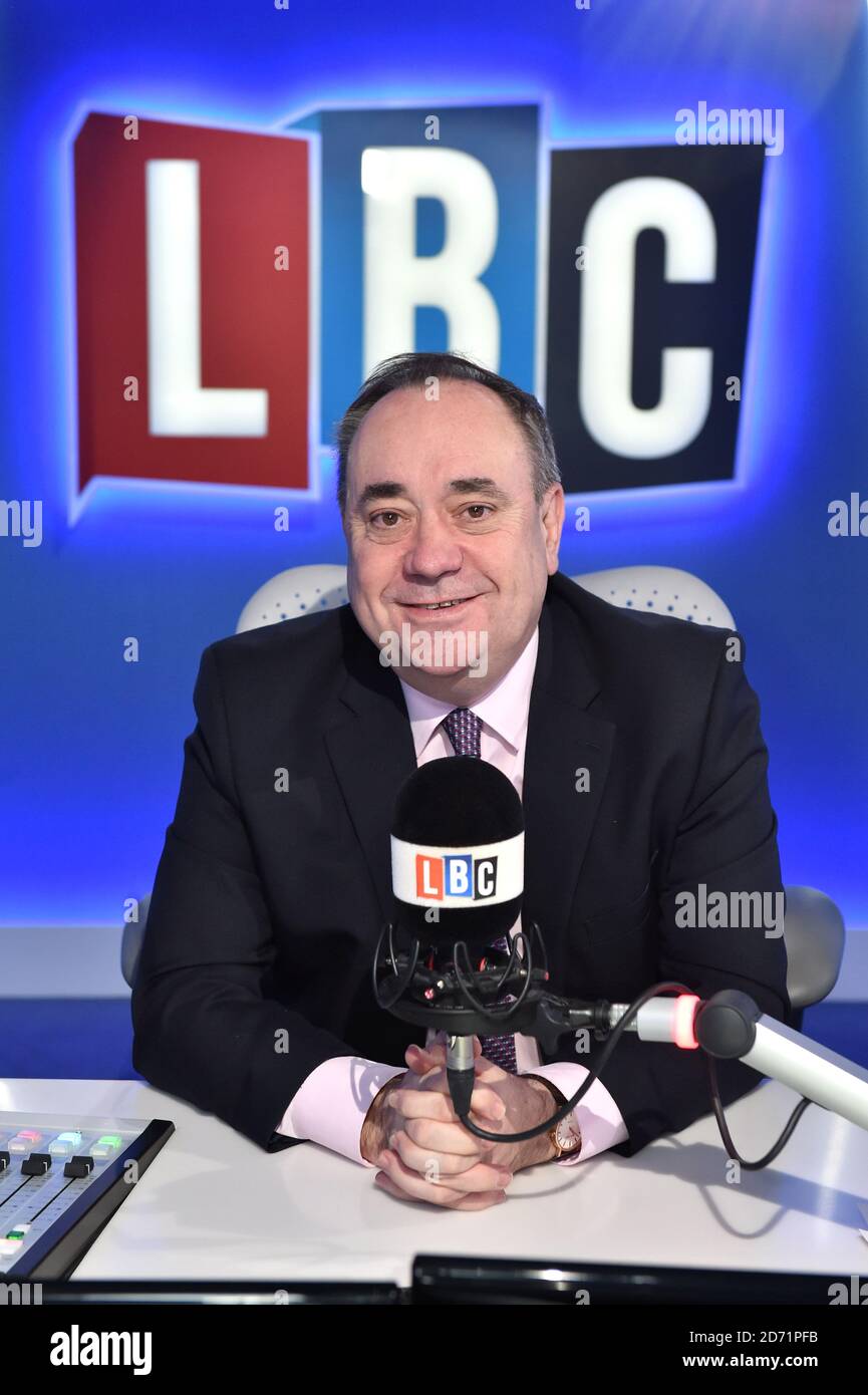Alex Salmond ha ritratto negli studi LBC di Londra, dove ospiterà il suo show settimanale a partire dal 13 gennaio. "The Alex Salmond Phone-in on LBC" sarà attivo ogni mercoledì dalle 16:00 alle 16:30, durante lo spettacolo di Iain Daleâ€™. Foto Stock