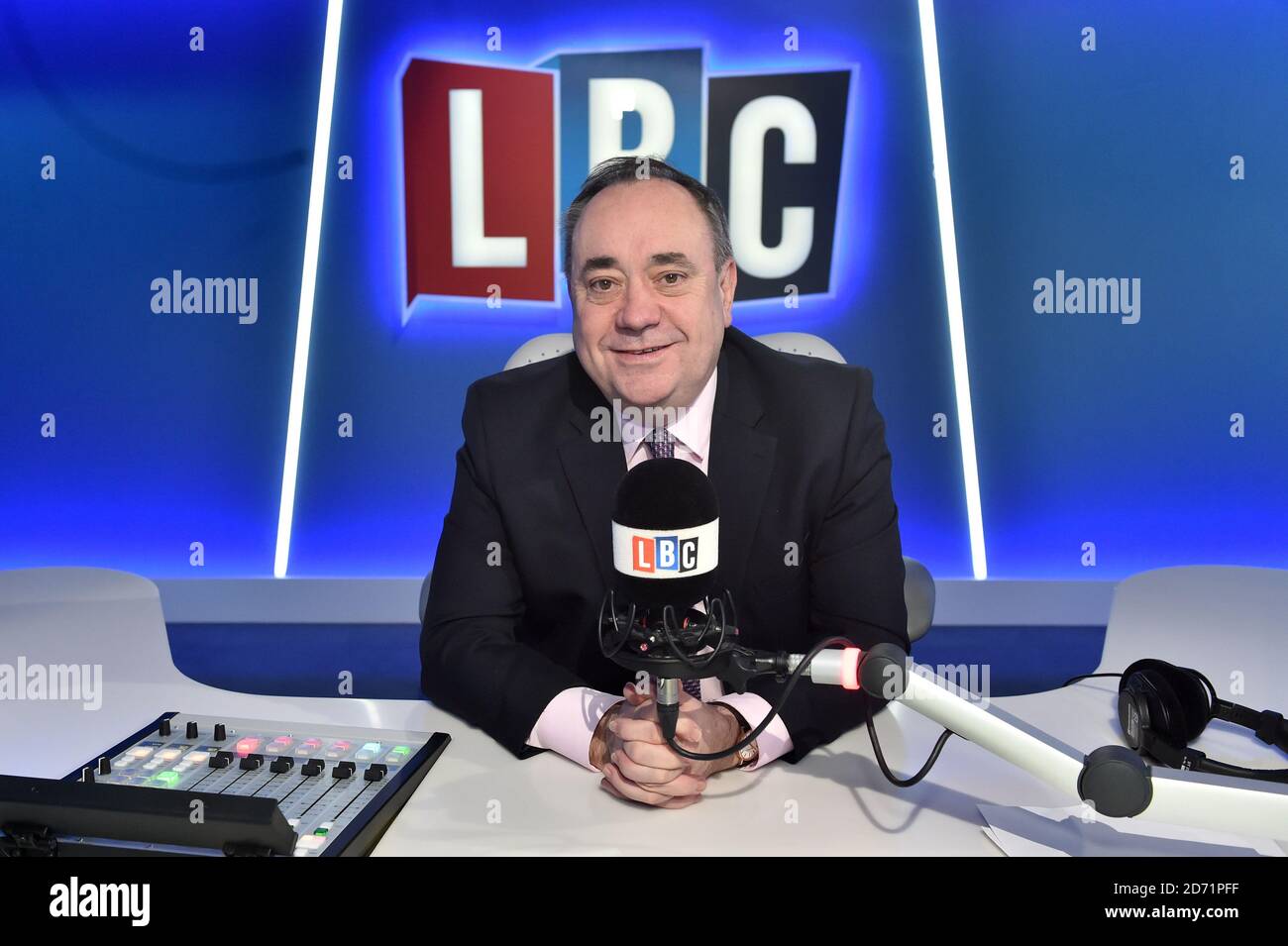 Alex Salmond ha ritratto negli studi LBC di Londra, dove ospiterà il suo show settimanale a partire dal 13 gennaio. "The Alex Salmond Phone-in on LBC" sarà attivo ogni mercoledì dalle 16:00 alle 16:30, durante lo spettacolo di Iain Daleâ€™. Foto Stock