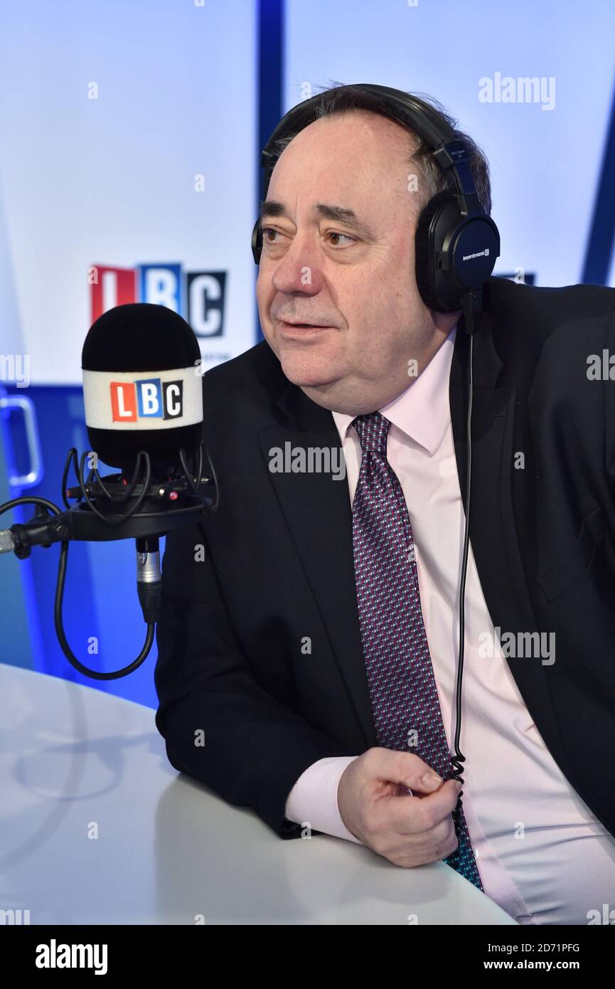 Alex Salmond ha ritratto negli studi LBC di Londra, dove ospiterà il suo show settimanale a partire dal 13 gennaio. "The Alex Salmond Phone-in on LBC" sarà attivo ogni mercoledì dalle 16:00 alle 16:30, durante lo spettacolo di Iain Daleâ€™. Foto Stock