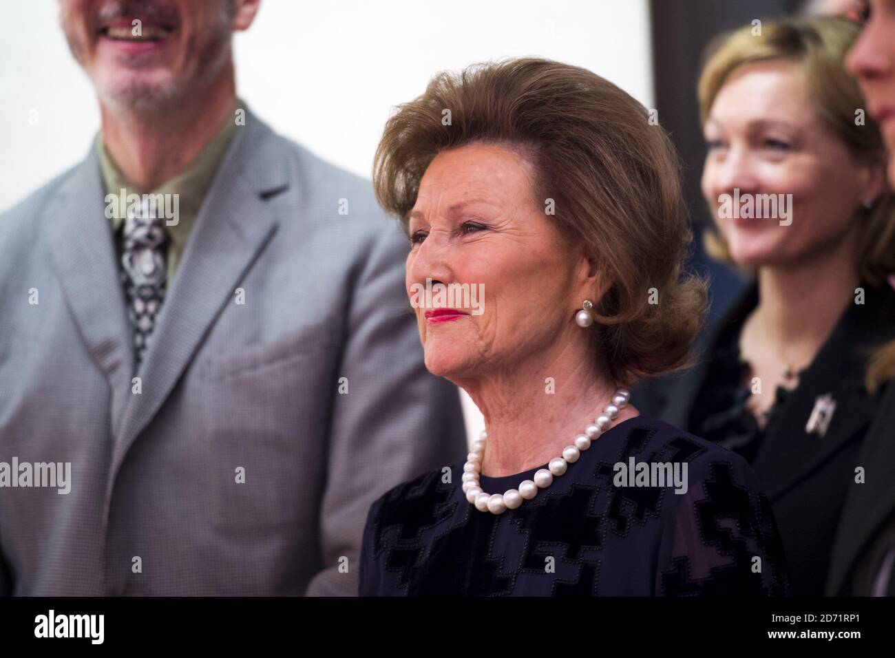 Sua Maestà la Regina Sonja di Norvegia ha ritratto durante una visita alla mostra Nikolai Astrup, alla Pinacoteca di Dulwich a Londra sud. Foto Stock