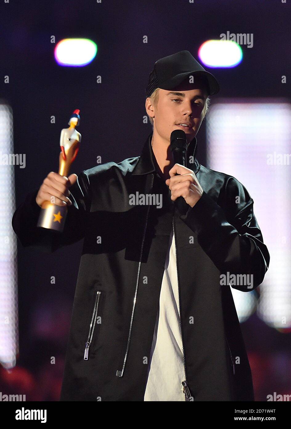 Justin Bieber ha ricevuto il premio per il miglior artista maschile solista internazionale durante i 2016 Brit Awards all'O2 Arena di Londra. Foto Stock