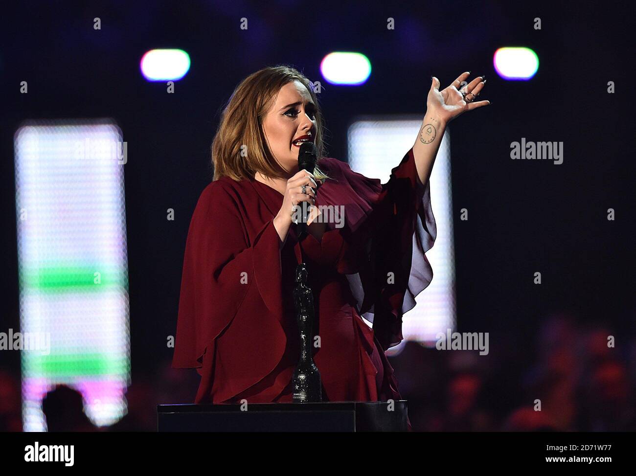 Adele raccoglie il Global Success Award da ANT e Dic sul palco durante i Brit Awards 2016 all'O2 Arena di Londra Foto Stock