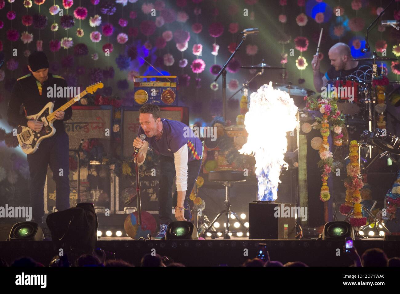 Coldplay sul palco durante i 2016 Brit Awards all'O2 Arena di Londra. Foto Stock