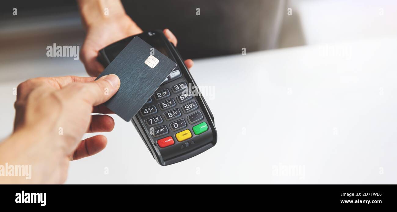 pagamento senza contatto nfc tramite carta di credito e terminale pos. spazio di copia Foto Stock