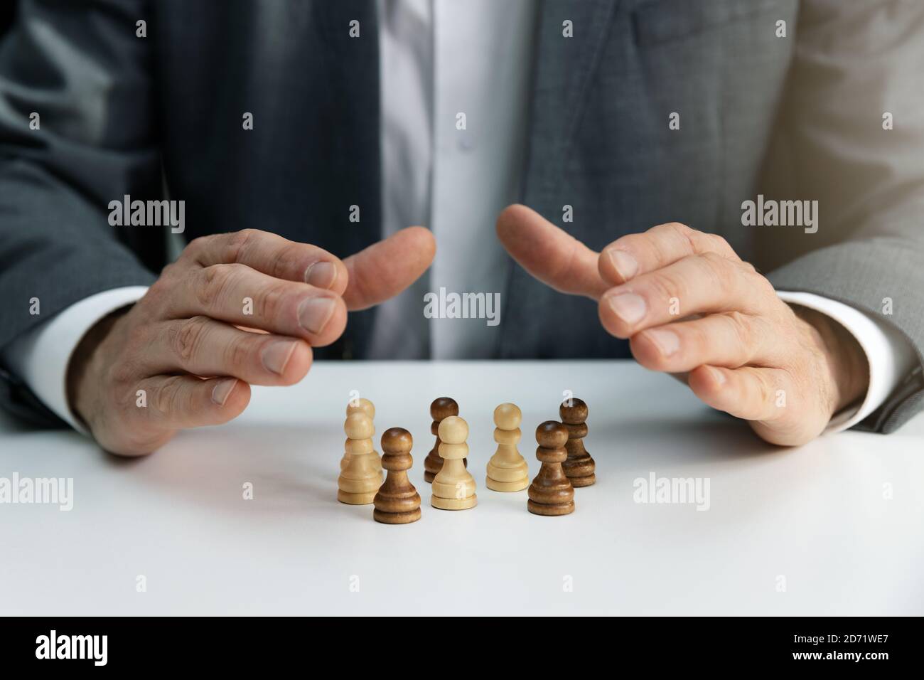 assicurazione di lavoro, assistenza clienti e concetto sindacale. uomo d'affari che protegge il suo team, sicurezza del lavoro Foto Stock