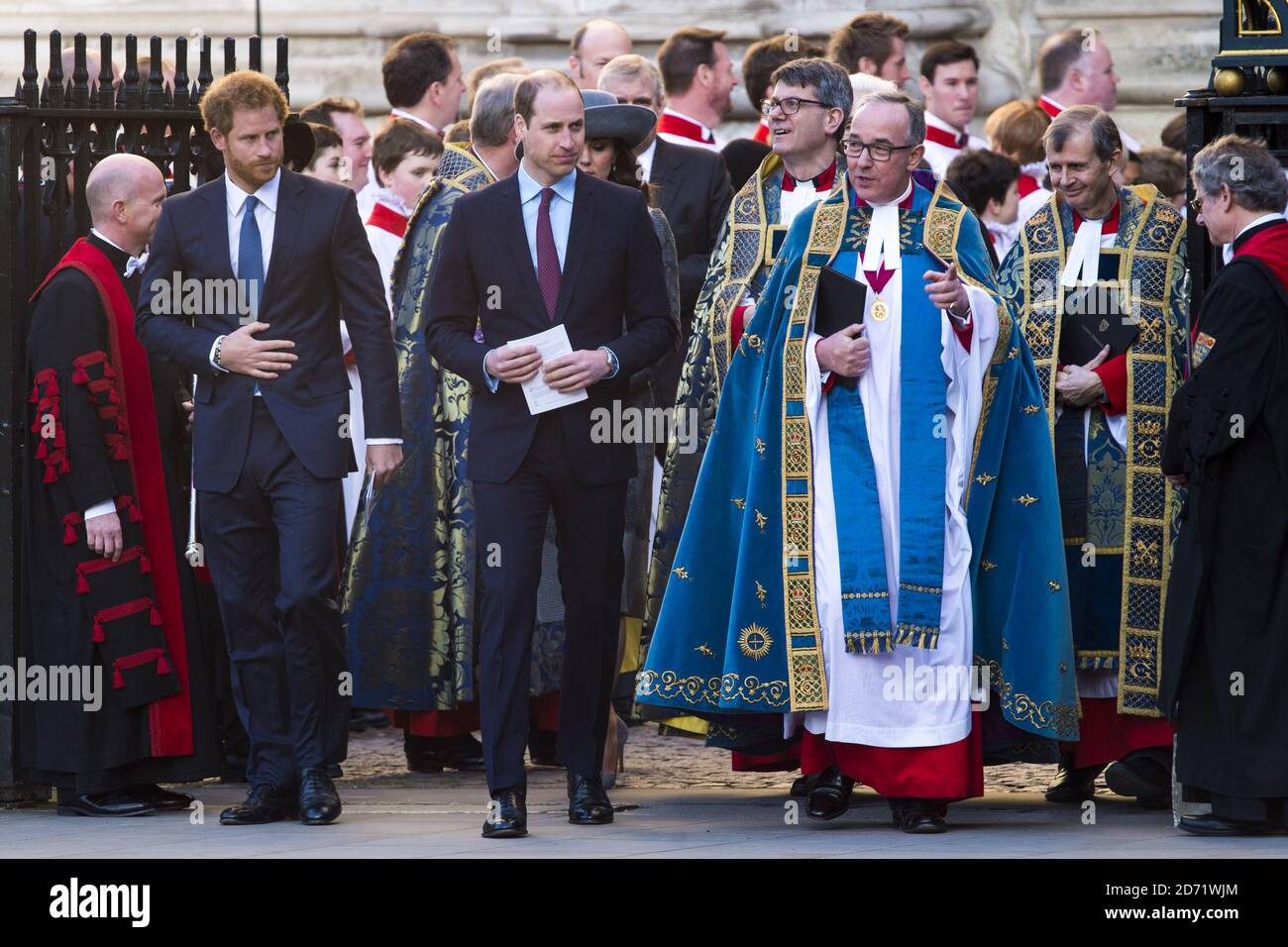 Il Principe Harry e il Duca e la Duchessa di Cambridge e il Decano di Westminster John Hall lasciano l'Abbazia di Westminster a Londra dopo il servizio annuale del Commonwealth Day. Foto Stock