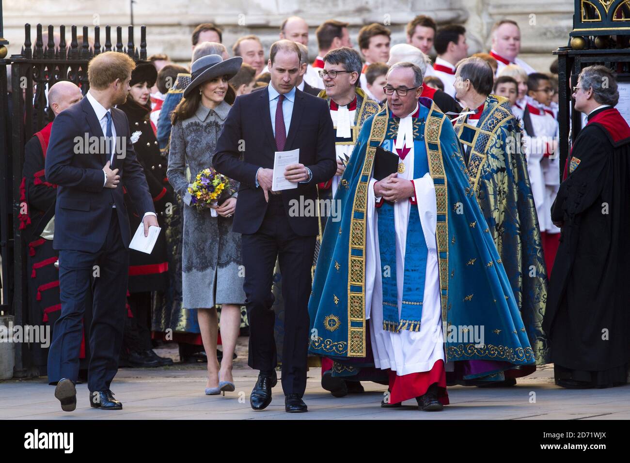 Il Principe Harry e il Duca e la Duchessa di Cambridge e il Decano di Westminster John Hall lasciano l'Abbazia di Westminster a Londra dopo il servizio annuale del Commonwealth Day. Foto Stock