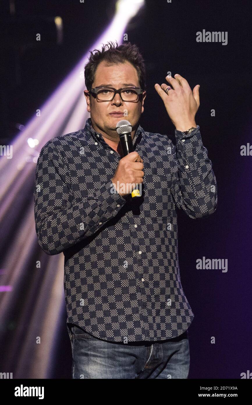Alan Carr si esibisce nella serata della commedia Teenage Cancer Trust, presso la Royal Albert Hall di Londra. Foto Stock