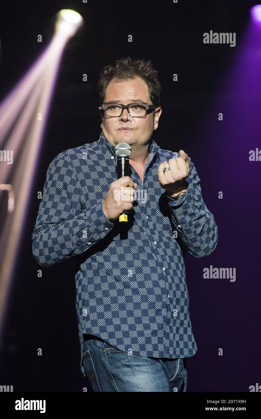 Alan Carr si esibisce nella serata della commedia Teenage Cancer Trust, presso la Royal Albert Hall di Londra. Foto Stock