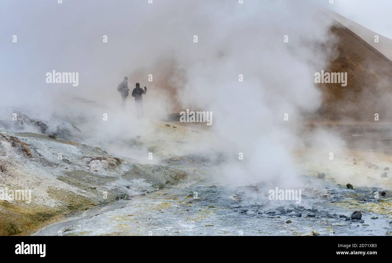 Visitatori e fotografi. Area geotermica Hveradalir nelle montagne di Kerlingarfjoell, nell'altopiano dell'Islanda, europa settentrionale, ic Foto Stock