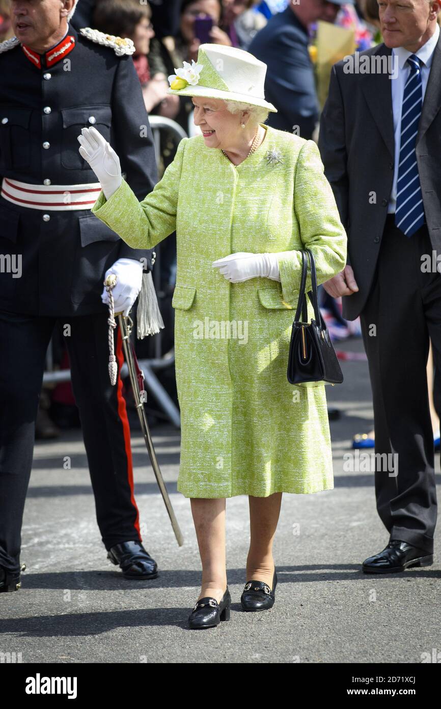 La Regina Elisabetta II accoglie le folle fuori dal Castello di Windsor nel Berkshire mentre celebra il suo 90° compleanno. Il credito fotografico dovrebbe essere: Matt Crossick/ EMPICS Entertainment Foto Stock