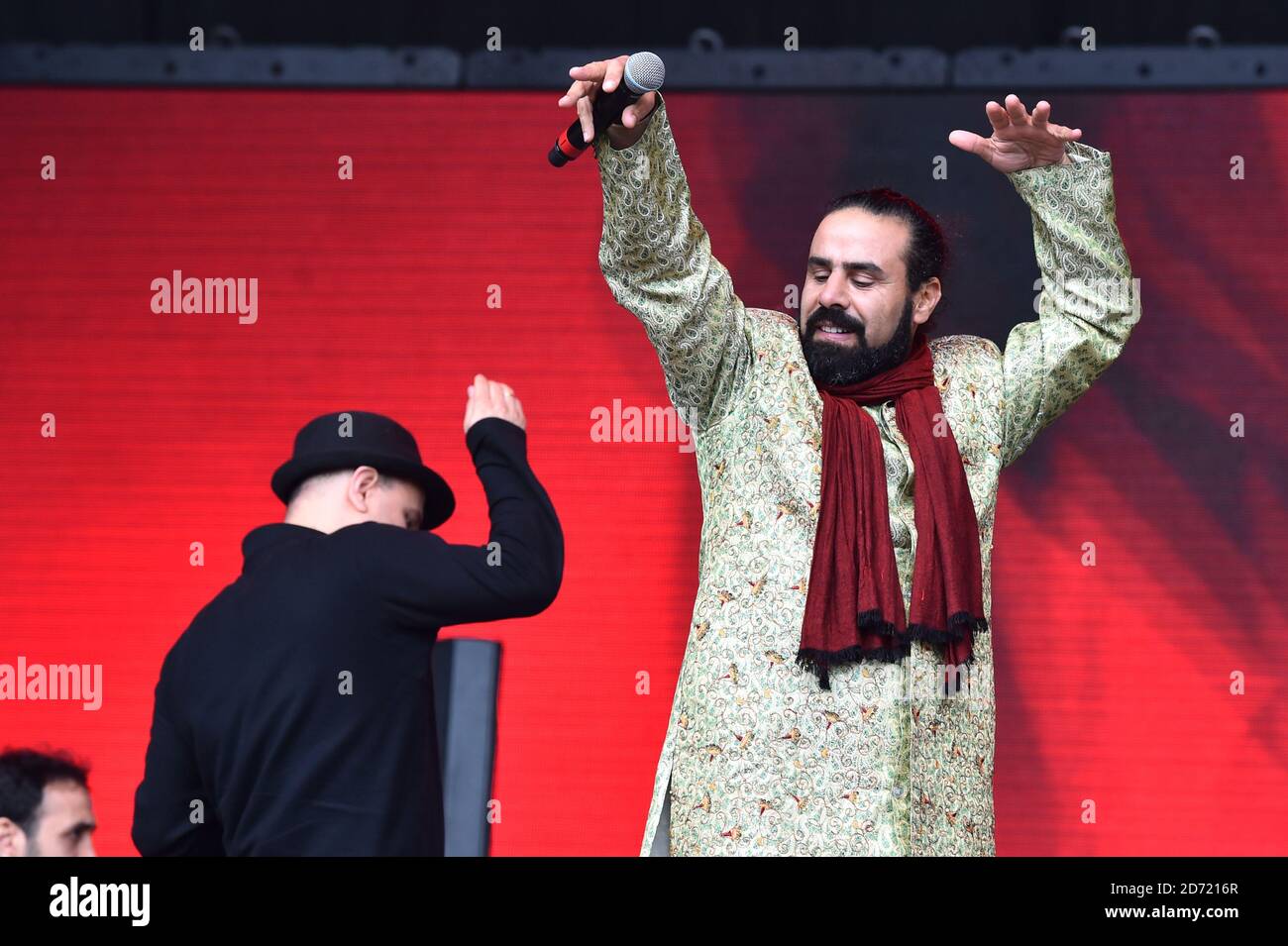 Mounir Troudi suona con l'Orchestra di musicisti siriani, sul palco della Piramide al Glastonbury Festival, presso la Worthy Farm di Somerset. Foto Stock