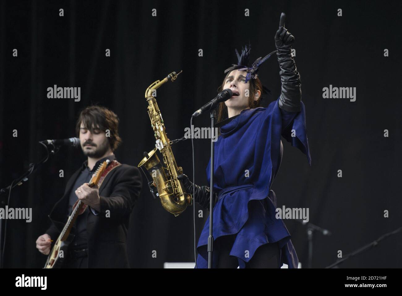 PJ Harvey si esibisce sull'altro palco al festival di Glastonbury, presso la Worthy Farm di Somerset. Foto Stock