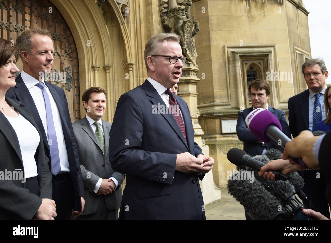 Il Segretario di Stato per la Giustizia Michael Gove fa una dichiarazione al di fuori del Palazzo di Westminster, a Londra, dopo che un voto dei deputati lo ha eliminato dal giornale per il voto della leadership conservatrice. Foto Stock