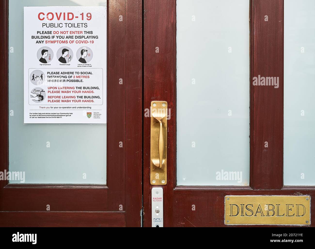 Protocolli visualizzati sulla porta dei servizi igienici per disabili a Stamford, Lincolnshire, Inghilterra, durante l'epidemia di covid-19, ottobre 2020. Foto Stock