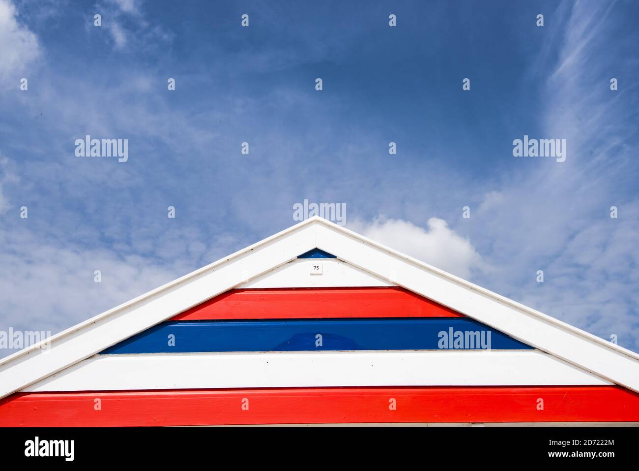 Vista generale delle capanne sulla spiaggia di Southwold, Suffolk. Le località di villeggiatura britanniche si aspettano un’estate affollata, dal momento che il calo del valore della sterlina post-brexit rende le vacanze europee più costose. Foto Stock