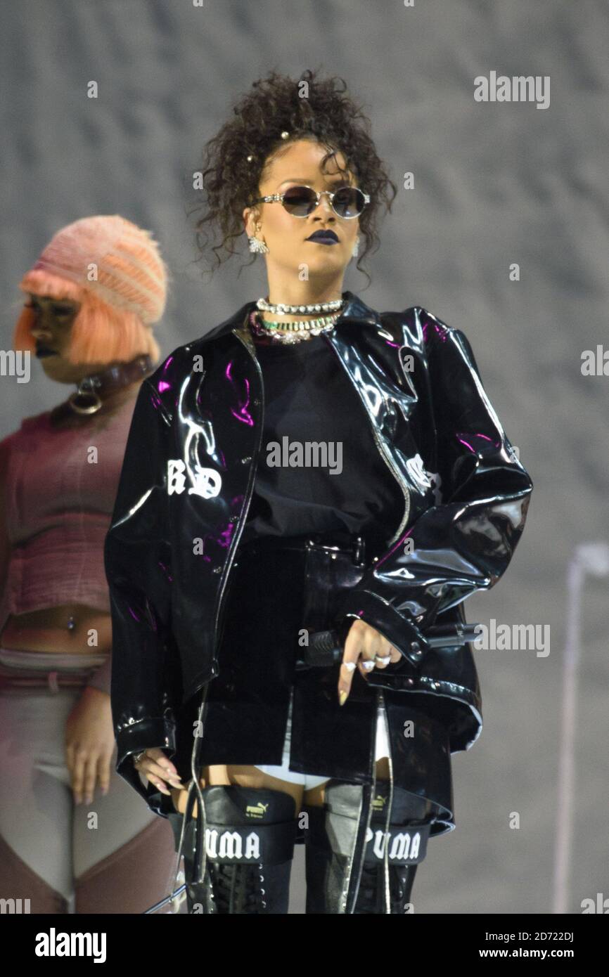 Rihanna si esibisce durante il V Festival all'Hylands Park di Chelmsford, Essex. Data immagine: Domenica 21 agosto 2016. Il credito fotografico dovrebbe essere: EMPICS Entertainment. Foto Stock