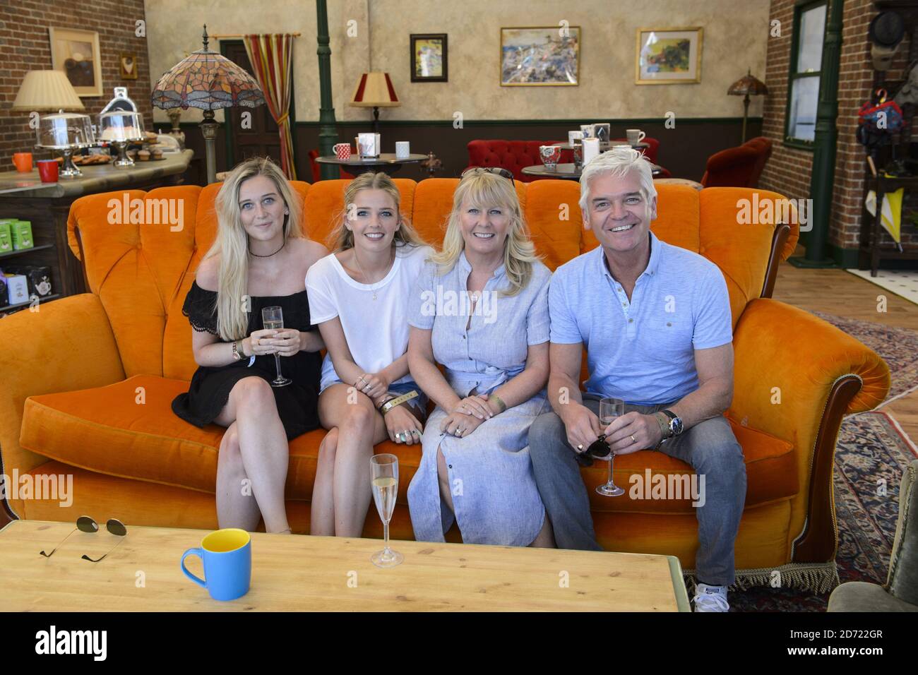 Philip Schofield e la famiglia sono fotografati nel Central Perks Coffee Shop presso il Comedy Centralâ€™s FriendsFest, a Haggerston Park, nella zona est di Londra. Data immagine: Martedì 23 agosto 2016. Il credito fotografico dovrebbe essere: Matt Crossick/ EMPICS Entertainment. Foto Stock