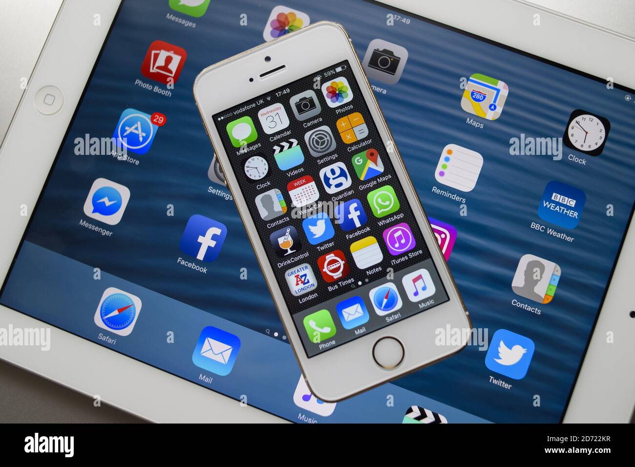I prodotti Apple, tra cui un iPhone, un iPad e un MacBook, poiché l'azienda deve far fronte a una bolletta fiscale di miliardi di euro dopo un'indagine dell'Unione europea sugli aiuti di Stato ricevuti in Irlanda. Data immagine: Mercoledì 31 agosto 2016. Il credito fotografico dovrebbe essere: Matt Crossick/ EMPICS Entertainment. Foto Stock