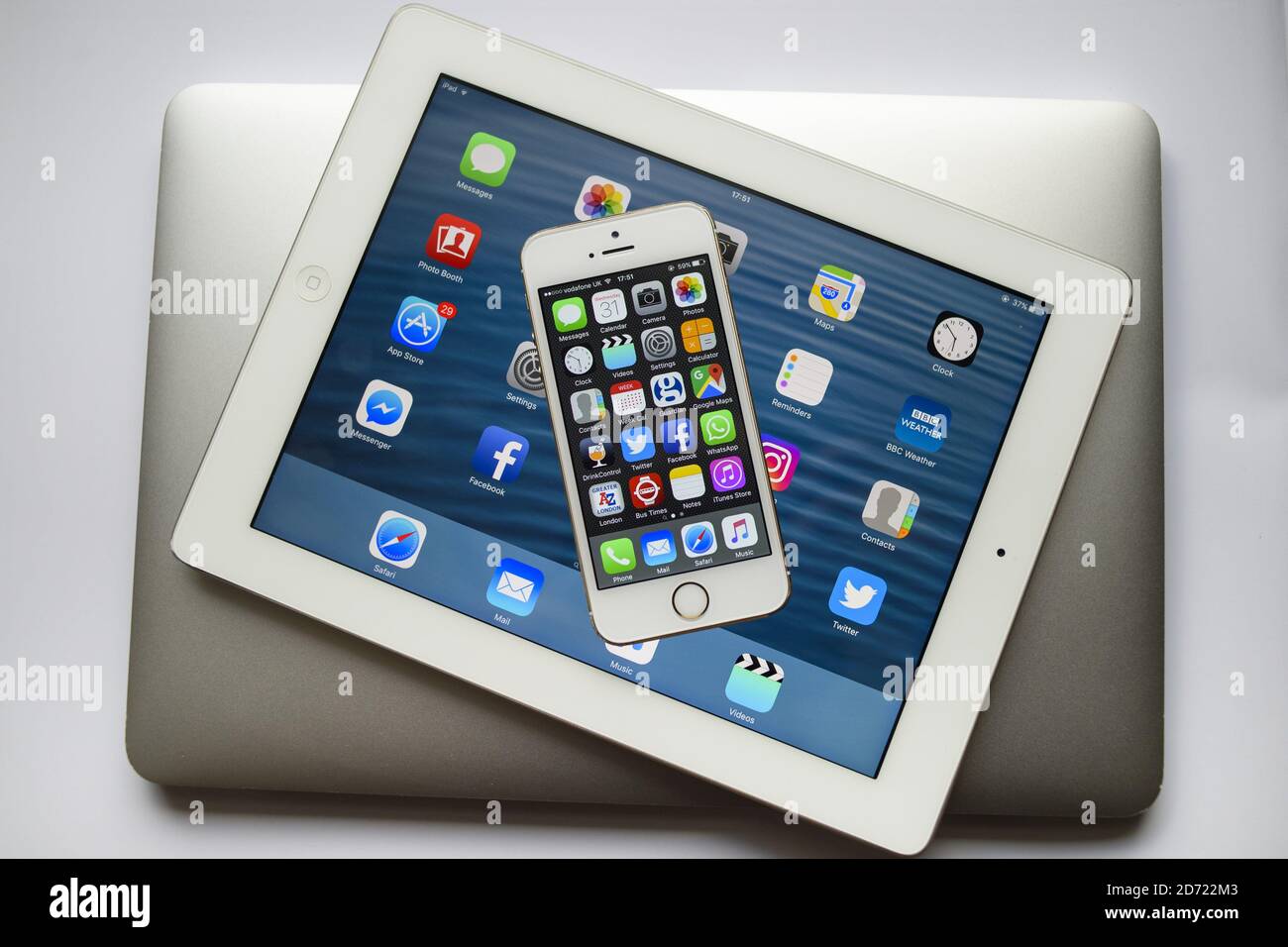 I prodotti Apple, tra cui un iPhone, un iPad e un MacBook, poiché l'azienda deve far fronte a una bolletta fiscale di miliardi di euro dopo un'indagine dell'Unione europea sugli aiuti di Stato ricevuti in Irlanda. Data immagine: Mercoledì 31 agosto 2016. Il credito fotografico dovrebbe essere: Matt Crossick/ EMPICS Entertainment. Foto Stock